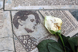 Bild von Sophie Scholl mit weißer Rose