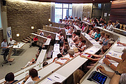 Auditorium von Schloss Hirschberg mit Zuhörern