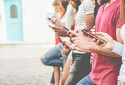 Gruppe von jungen Menschen schaut auf ihre smartphones