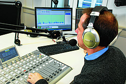 Radioredakteur am Mischpult