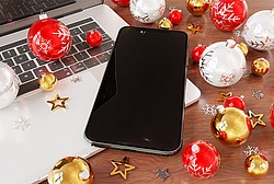 Weihnachtskugeln mit Handy und Tablet