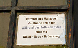 Hinweisschild an Kirchentür