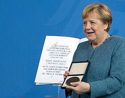 Bundeskanzlerin Angela Merkel mit der Buber-Rosenzweig-Medaille 