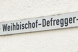 Straßenschild "Weihbischof-Defregger-Weg"