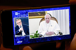 Talksendung mit Papst auf Smartphone