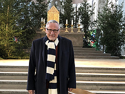 Konstatin Wecker begleitet den Gottesdienst am 2. Advent in St. Maximilian.