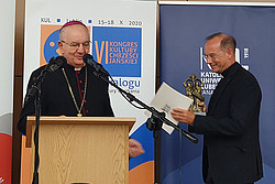 Christian Hartl, der Hauptgeschäftsführer von Renovabis, bekommt die Auszeichnung überreicht.