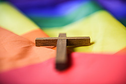Kreuz auf Regenbogenfahne