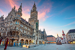 Blick auf den leeren Marienplatz.