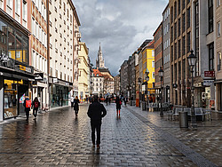 Einzelne Menschen auf leerer Einkaufsstraße