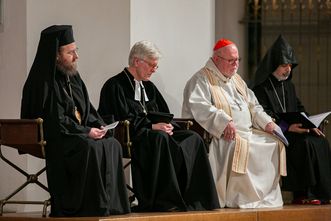 Bischof Sofian von Kronstadt, Landesbischof Heinrich Bedford-Strohm, Kardinal Reinhard Marx und Bischof Serovpe Isakhanyan im Münchner Liebfrauendom.