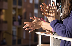 Hände, die applaudieren