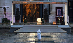 Papst Franziskus im Regen auf dem Petersplatz