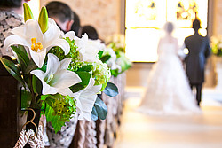 Paar in Kirche, im Vordergrund Blumen