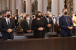 An dem Gottesdienst nahmen unter anderem (vordere Reihe von links) Würzburgs Oberbürgermeister Christian Schuchardt, Landtagspräsidentin Ilse Aigner und Bayerns Ministerpräsident Markus Söder teil.