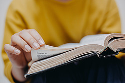 Hände blättern in Bibel