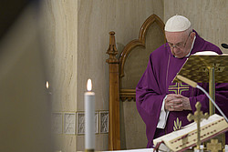 Papst Franziskus mit geneigtem Haupt in der Kapelle von Santa Marta