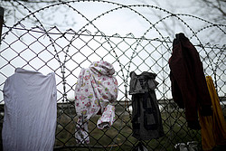 Kleidung hängt an einem Zaun zwischen Griechenland und Türkei. 