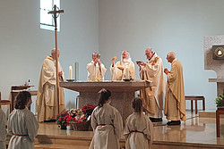 Anselm Grün mit anderen Geistlichen am Altar