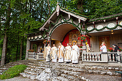 Die fünf Neupriester beim Schlusssegen an der Wallfahrtskapelle in Birkenstein