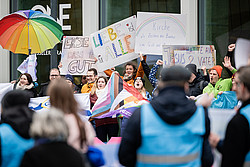 Kirchliche Reformbefürworter wie -gegner demonstrieren vor dem Tagungsort an der Frankfurter Messe.