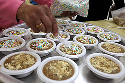 Frauen bei der Zubereitung des Weizenpuddings namens Burbara