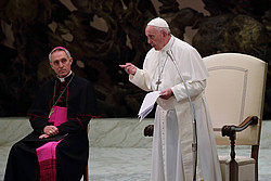 Papst Franziskus mit Erzbischof Georg Gänswein (Archivbild)