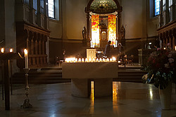 Altarraum mit Kerzen