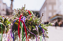 Traditionelle Palmbuschen mit Palmkaetzchen, Buchs und bunten Baendern.