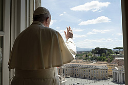 Papst Franziskus segnet Gläubige auf dem Petersplatz.