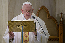 Papst Franziskus in der Kapelle des vatikanischen Gästehauses Santa Marta