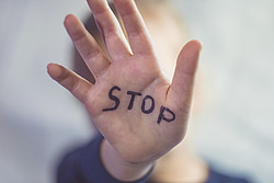 Hand auf der "Stop" steht