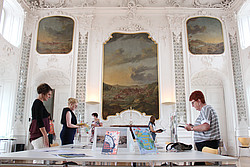 Menschen blättern in Büchern