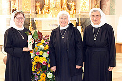 Schwester Josefa Maria mit Noviziatsleiterin Schwester Katharina und Generaloberin Schwester Rosa Maria Dick