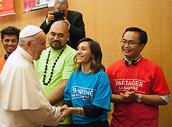 Papst Franziskus mit Jugendlichen während der Bischofssynode