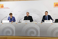 Bei der Abschluss-Pressekonferenz: DBK-Generalsekretärin Beate Gilles, Bischofskonferenz-Vorsitzender Bischof Georg Bätzing und DBK-Pressesprecher Matthias Kopp