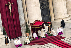 Vor dem Petersdom feierte Papst Franziskus im Dezember 2015 einen Gottesdienst zur Eröffnung des außerordentlichen Heiligen Jahrs der Barmherzigkeit. 