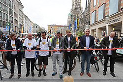 Amtschefin, Teilnehmende, Oberbürgermeister Reiter und Generalvikar Klingan durchschneiden rotes Band auf dem Münchner Marienplatz