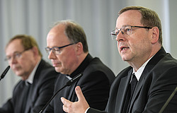 Hans Langendörfer (v.l.n.r.), Sekretär der Deutschen Bischofskonferenz (DBK); Stephan Ackermann, Bischof von Trier und Beauftragter der Deutschen Bischofskonferenz für Fragen des sexuellen Missbrauchs im kirchlichen Bereich und für Fragen des Kinder- und 