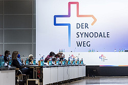 Blick aufs Podium und Teilnehmer bei der dritten Synodalversammlung 