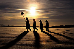 Siluetten von einer Gruppe Sternsinger