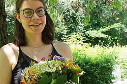 Sarah Lehner mit Blumenstrauß