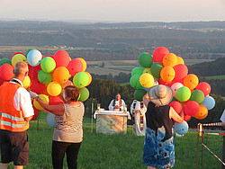 Luftballons vor dem Altar 