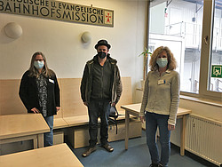 Phil Höcketstaller alias "der Hundling" zu Besuch bei den ökumenischen Leiterinnen der Bahnhofsmission Barbara Thoma (l./ev.) und Bettina Spahn (r./kath.).