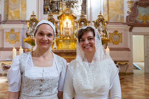 Frauen empfangen Jungfrauenweihe | mk online