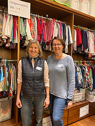 Renate Landmann und Maria Worm arbeiten ehrenamtlich im Kinder Second Hand-Laden.