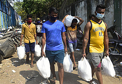 Männer tragen weiße Plastiksäcke