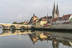 Blick über die Donau auf den Regensburger Dom