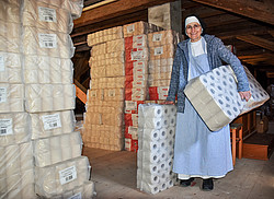 Franziska Brenner, Priorin des Klosters der Dominikanerinnen in Bad Wörishofen, im Lagerraum mit Klopapierrollen.