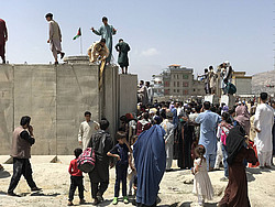 Menschenmasse am Kabuler Flughafen